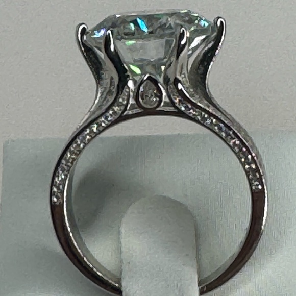 Certified 10 Carat Moissanite Diamond Ring (see video for best presentation) - Picture 7 of 10